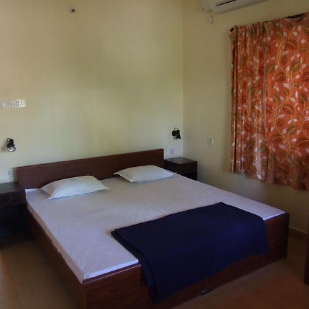 Empire Guest House Calangute Bagian luar foto