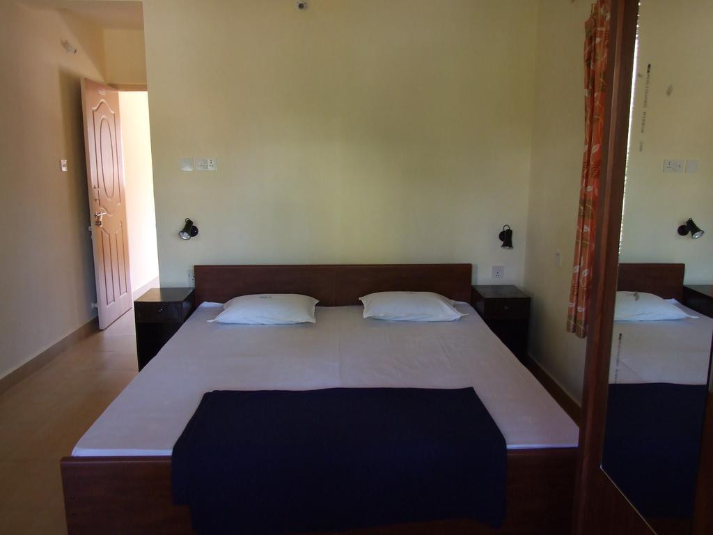 Empire Guest House Calangute Bagian luar foto